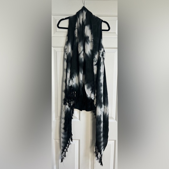 look Tops - Look scarf or shrug. One Size.  Black/white